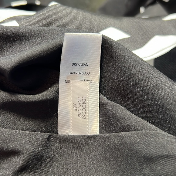 Karl Lagerfeld NWT Size 2 Black White Short Sleeve Ruffle Hem Mini Dress  (0483) - Picture 14 of 14